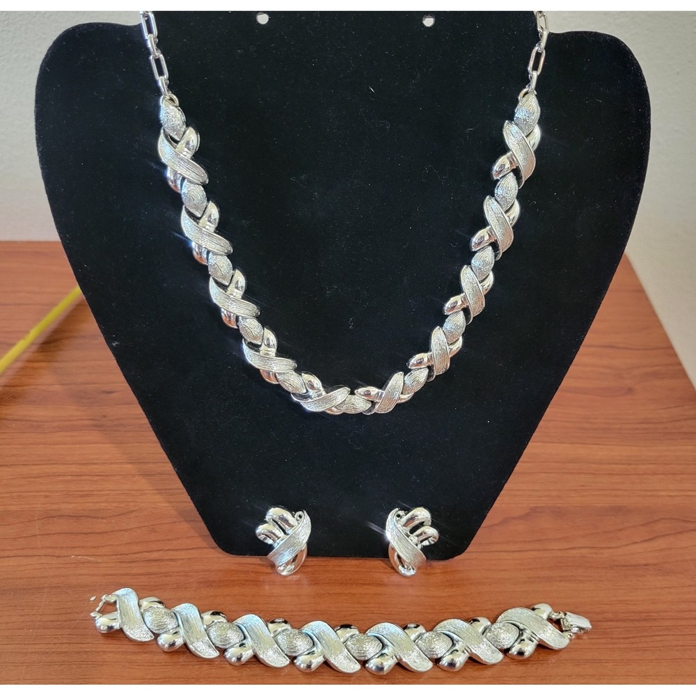 Vintage Silvertone Necklace Bracelet Clip On Earrings Set‎  XO Chain